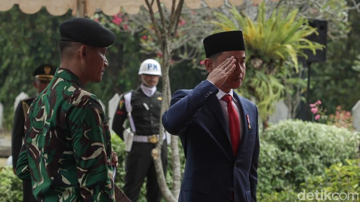 Istri Wakil Presiden ke-4 RI Umar Wirahadikusumah, Karlinah Djaja Atmadja dimakamkan di TMP Kalibata, Jakarta. Wapres Gibran Rakabuming menjadi inspektur upacara pemakaman.