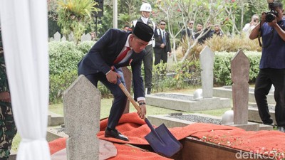Gibran Pimpin Upacara Pemakaman Istri Wapres ke-4 di TMP Kalibata