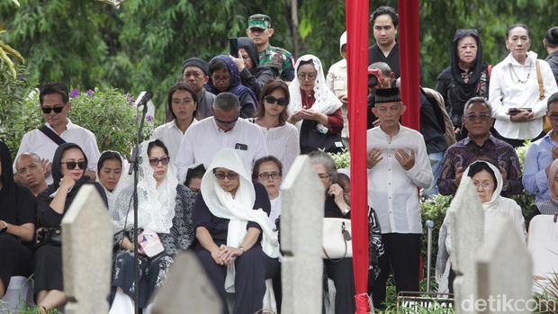 Istri Wakil Presiden ke-4 RI Umar Wirahadikusumah, Karlinah Djaja Atmadja dimakamkan di TMP Kalibata, Jakarta. Wapres Gibran Rakabuming menjadi inspektur upacara pemakaman.