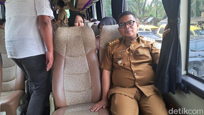 Gubernur Banten Andra Soni mengecek operasional Trans Banten dari Terminal Pakupatan ke Kampus Untirta Sindangsari. (Arief/detikcom).