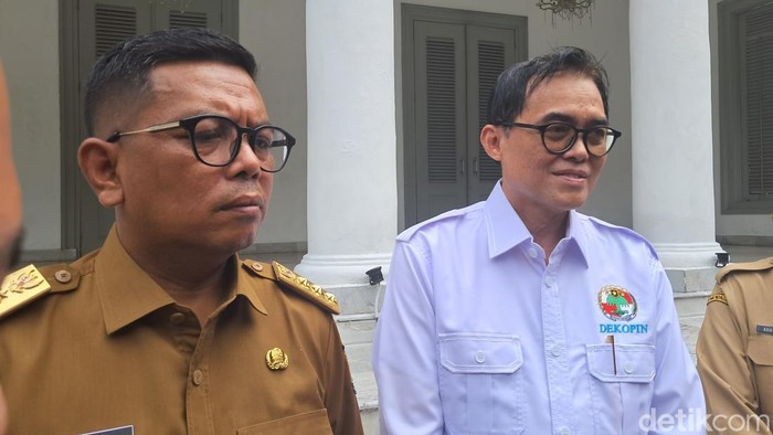 Gubernur Banten Andra Soni (tengah) (Arief/detikcom).