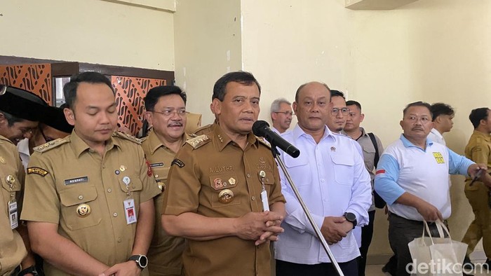 Gubernur Jateng Ahmad Luthfi dan Kepala Badan Gizi Nasional (BGN) Dadan Hindayana di GOR Jatidiri, Kota Semarang, Senin (6/10/2025).