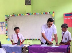 Viral Guru SD Kediri Ajar Siswa Menyetrika di Kelas Bikin Netizen Kagum