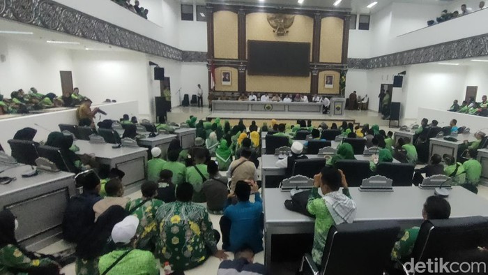 Guru madrasah di DPRD Cianjur.