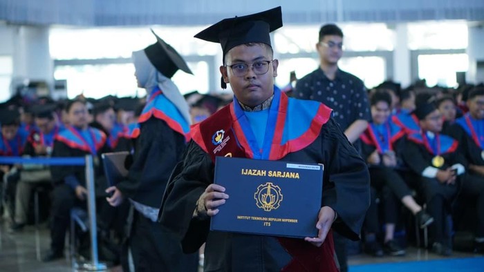 Hilmi, salah satu wisudawan terbaik ITS.