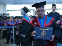 Kisah Hilmi, Anak Tukang Potong Rambut yang Jadi Wisudawan Terbaik ITS