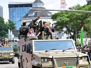 Parade Alutsista Meriahkan HUT TNI ke-80 di Medan