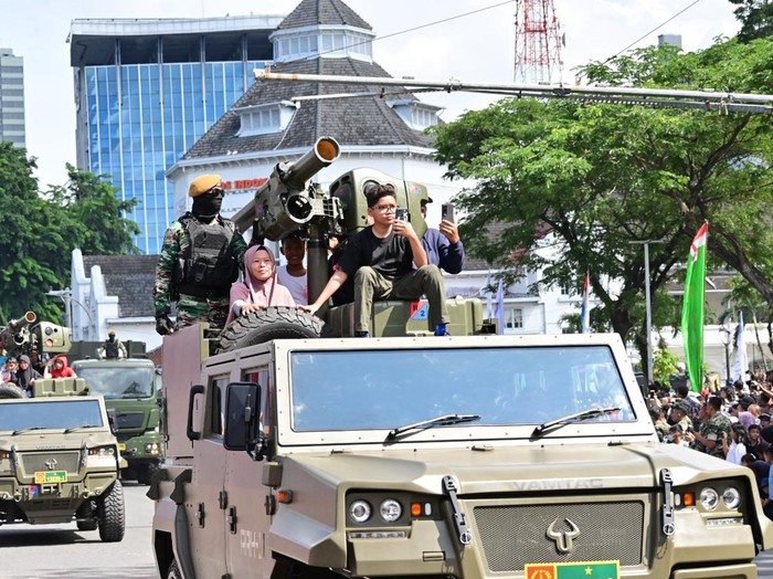 Parade alutsista saat momen perayaan HUT ke-80 TNI di Medan