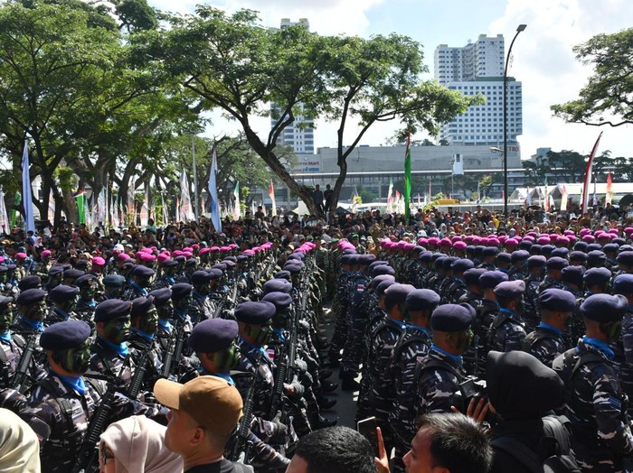 HUT TNI Parade pasukan pada peringatan HUT ke-80 TNI di Medan