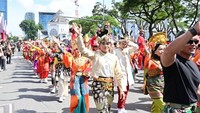 Usai upacara, suasana berubah menjadi meriah. Atraksi bela diri militer, pencak silat, barongsai, hingga aksi drum band Kodam I/BB sukses memukau penonton. (Dok. Kodam I/BB)