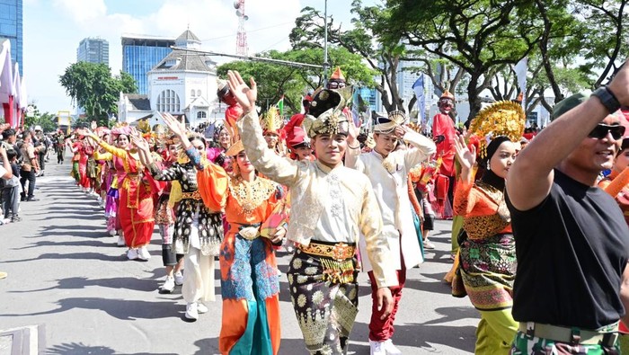HUT TNI di Medan Usai upacara, suasana berubah menjadi meriah. Atraksi bela diri militer, pencak silat, barongsai, hingga aksi drum band Kodam I/BB sukses memukau penonton.
