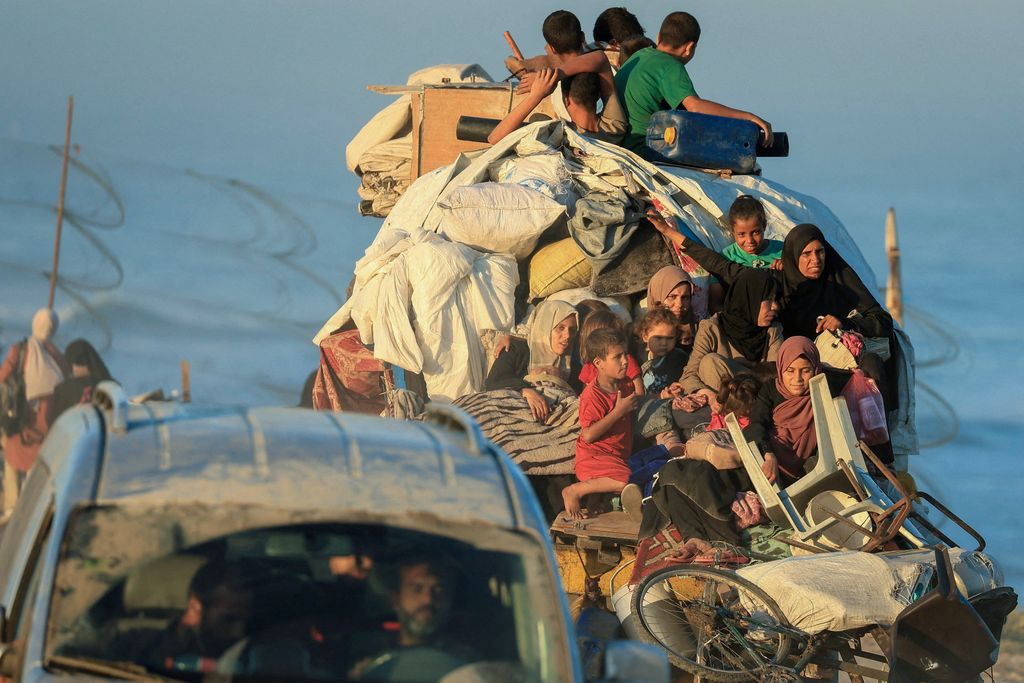 Warga Palestina yang mengungsi dari Gaza utara akibat operasi militer Israel, bergerak ke selatan setelah pasukan Israel memerintahkan penduduk Kota Gaza untuk mengungsi ke selatan, di Jalur Gaza tengah, 20 September 2025. REUTERS/Dawoud Abu Alkas
