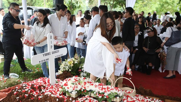 Petugas bersiap memakamkan jenazah istri ke- 7 Presiden Soekarno Alm Yurike Marianne Sanger di blok khusus TPU Tanah Kusir, Kebayoran Lama, Jakarta, Senin (6/10/2025). Meski tidak dihadiri dari perwakilan pemerintah serta upacara kenegaraan, pemakaman berjalan lancar dan khidmat. ANTARA FOTO/Muhammad Iqbal