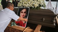 Meski tidak dihadiri perwakilan pemerintah maupun disertai upacara kenegaraan, prosesi pemakaman berjalan dengan lancar dan penuh suasana haru. ANTARA FOTO/Muhammad Iqbal