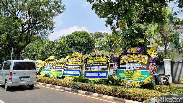 Istri Wakil Presiden ke-4 RI Umar Wirahadikusumah, Karlinah Djaja Atmadja, meninggal dunia. Jenazah almarhumah disemayamkan di rumah duka. (Taufiq S/detikcom)