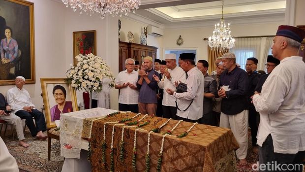 Istri Wakil Presiden ke-4 RI Umar Wirahadikusumah, Karlinah Djaja Atmadja, meninggal dunia. Jenazah almarhumah disemayamkan di rumah duka. (Taufiq S/detikcom)