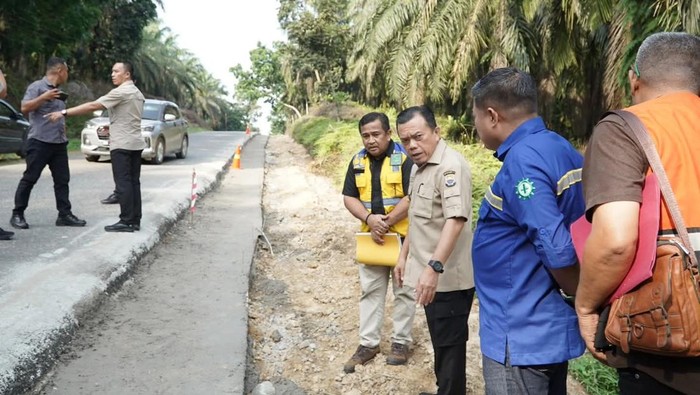 Gubernur Jambi Al Haris saat meninjau jalan lintes ness yang akan diperluas