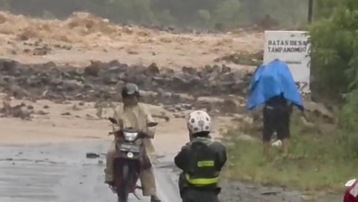 Longsor menutup Jalan Trans Ampana-Poso di Tojo Una-una, Sulteng, akibat hujan deras.