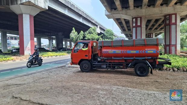 Jasa Sedot WC dikawasan Cawang, Jakarta Timur, Senin,6/10. (CNBC Indonesia/Chandra)