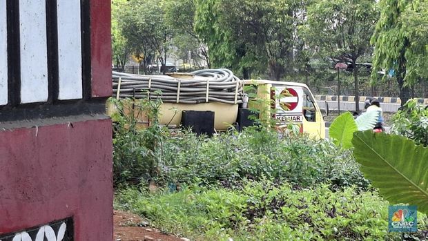 Jasa Sedot WC dikawasan Cawang, Jakarta Timur, Senin,6/10. (CNBC Indonesia/Chandra)