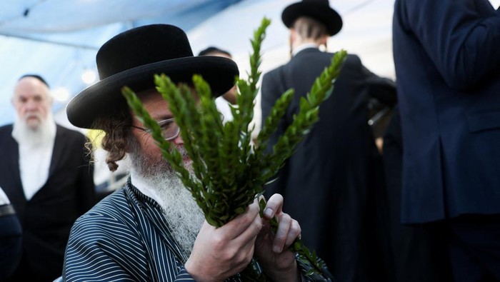 Menjelang perayaan hari raya Yahudi Sukkot, warga Yahudi Ultra-Ortodoks di Yerusalem tampak sibuk mempersiapkan perlengkapan ritual yang akan digunakan selama perayaan berlangsung di di lingkungan Mea Shearim, Yerusalem, Senin (6/10/2025). REUTERS/Ronen Zvulun