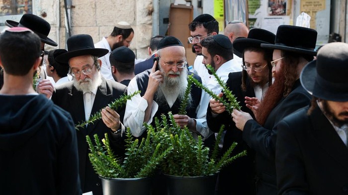 Menjelang perayaan hari raya Yahudi Sukkot, warga Yahudi Ultra-Ortodoks di Yerusalem tampak sibuk mempersiapkan perlengkapan ritual yang akan digunakan selama perayaan berlangsung di di lingkungan Mea Shearim, Yerusalem, Senin (6/10/2025). REUTERS/Ronen Zvulun