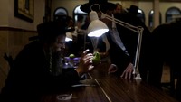 Dalam perayaan ini, umat Yahudi membangun pondok sementara (sukkah) dan melaksanakan doa serta ritual menggunakan empat jenis tanaman suci, yakni lulav (daun palma), etrog (buah citron), hadas (myrtle), dan arava (willow). REUTERS/Ronen Zvulun
