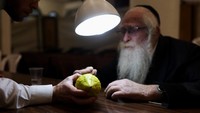 Perayaan Sukkot sendiri biasanya berlangsung selama tujuh hari, diwarnai dengan doa, makan bersama di sukkah, dan berbagai kegiatan keagamaan yang sarat makna spiritual serta kebersamaan keluarga. REUTERS/Ronen Zvulun