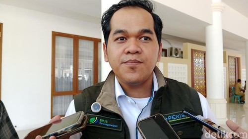 Kepala Cabang BPJS Ketenagakerjaan Selong, ketika diwawancara awak media di kantor Bupati Lombok Timur, Senin (6/10/2025). Foto (Sanusi ardi w/detikBali)