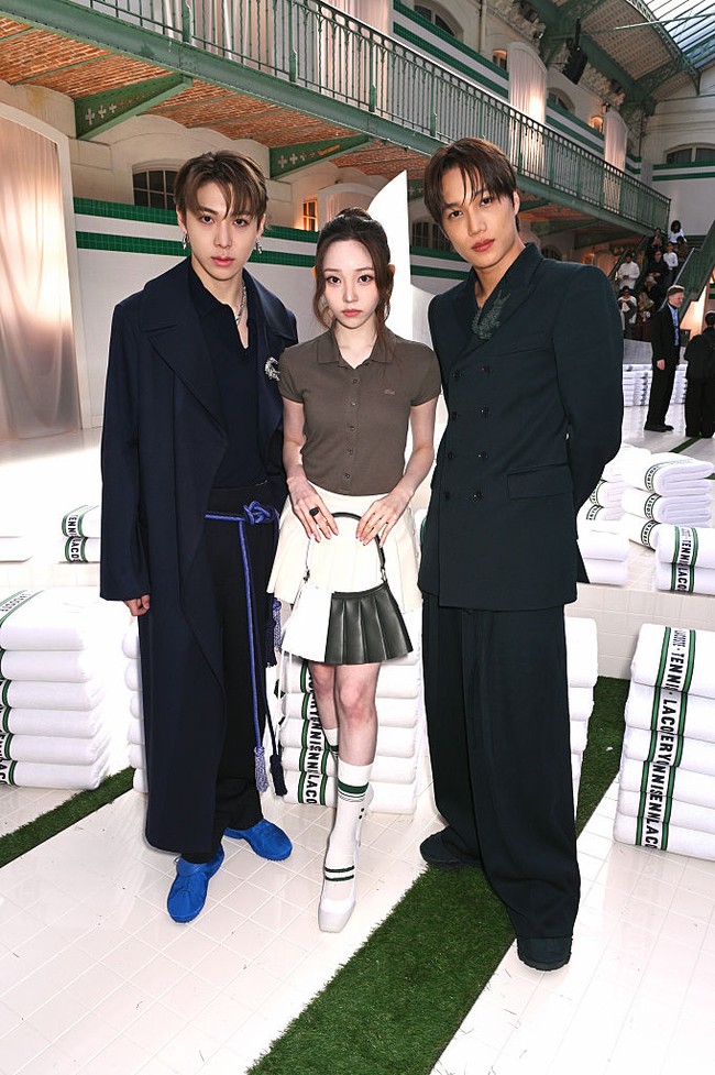Dalam kesempatan itu, Kai EXO juga bertemu dengan Woochan dan Youngseo, personel co-ed group ALLDAY PROJECT sebagai tamu Lacoste. Foto: Getty Images