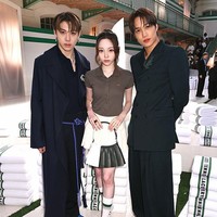 Dalam kesempatan itu, Kai EXO juga bertemu dengan Woochan dan Youngseo, personel co-ed group ALLDAY PROJECT sebagai tamu Lacoste. Foto: Getty Images