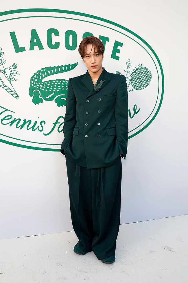 Kai EXO menjadi tamu istimewa di peragaan busana wanita Lacoste Spring/Summer 2026 show pada Minggu (5/10/2025) waktu setempat. Foto: Getty Images