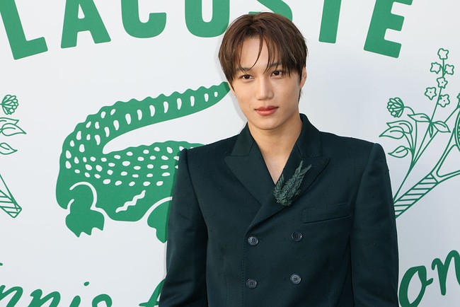 Mantan kekasih Jennie BLACKPINK itu menampilkan pesonanya dalam balutan busana berwarna dark moss green, yang terdiri dari setelan jas dan celana berpotongan lebar. Foto: Getty Images