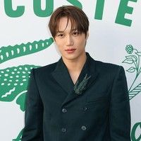 Mantan kekasih Jennie BLACKPINK itu menampilkan pesonanya dalam balutan busana berwarna dark moss green, yang terdiri dari setelan jas dan celana berpotongan lebar. Foto: Getty Images