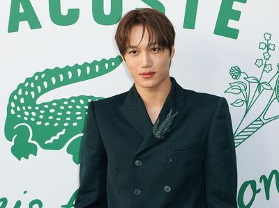 Adu Gaya Kai EXO dan V BTS Tunjukkan Eksistensi di Paris Fashion Week 2025