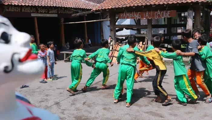 Kampung lali gadget adalah tempat untuk belajar kebudayaan melalui permainan tradisional dan kearifan lokal sidoarjo.
