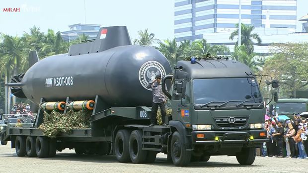 Kapal selam tanpa awak KSOT-008 dipamerkan di HUT ke-80 TNI di Monas, Jakarta, Minggu (5/10/2025). (Tangkapan Layar Youtube/Sekretariat Presiden)