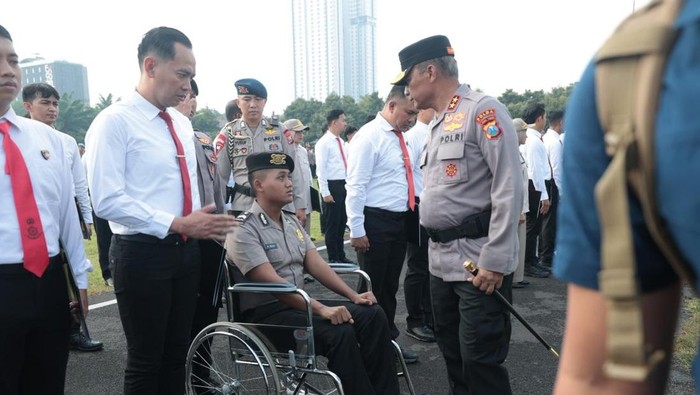 Kapolda Jatim Irjen Nanang Avianto memberikan penghargaan dan kenaikan pangkat luar biasa kepada anggotanya.