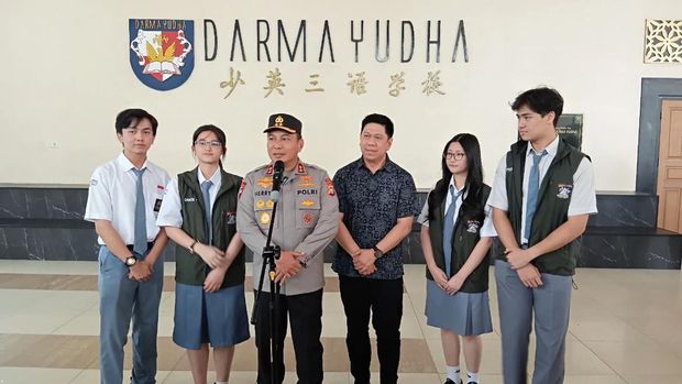 Kapolda Riau Irjen Herry Heryawan turun langsung ke SMA Darma Yudha mensosialisasikan program Green Policing, Senin (6/10/2025).