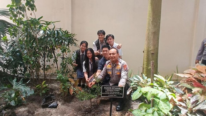 Kapolda Riau Irjen Herry Heryawan turun langsung ke SMA Darma Yudha mensosialisasikan program Green Policing, Senin (6/10/2025).