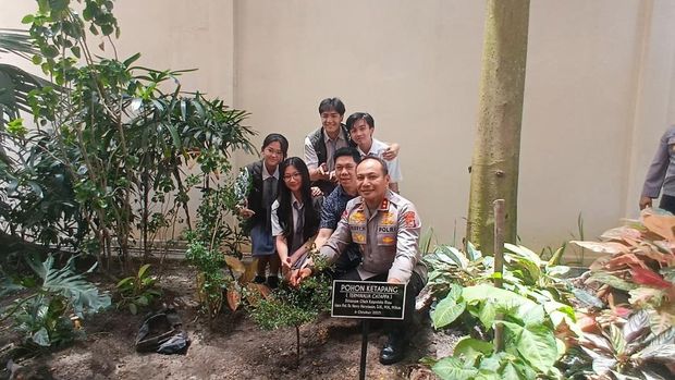 Kapolda Riau Irjen Herry Heryawan turun langsung ke SMA Darma Yudha mensosialisasikan program Green Policing, Senin (6/10/2025).