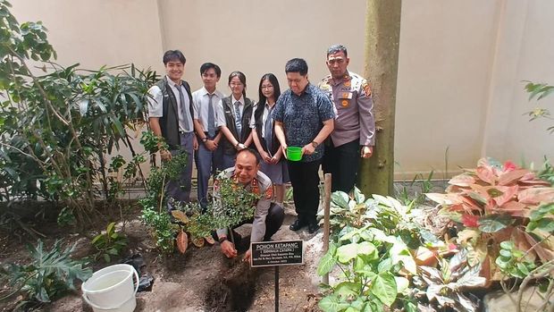 Kapolda Riau Irjen Herry Heryawan turun langsung ke SMA Darma Yudha mensosialisasikan program Green Policing, Senin (6/10/2025).