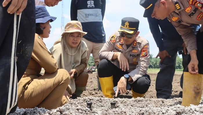 Kapolres Dumai AKBP Angga F Herlambang mengecek lahan untuk penanaman jagung serentak, Senin (6/10/2025).