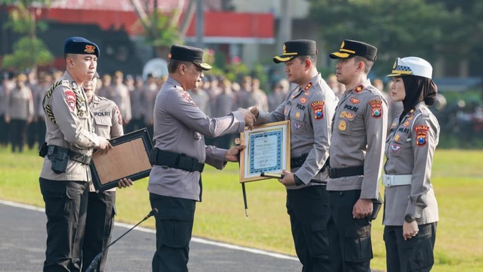 Kapolres Magetan AKBP Raden Erik Bangun Prakasa menerima penghargaan dari Kapolda Jatim