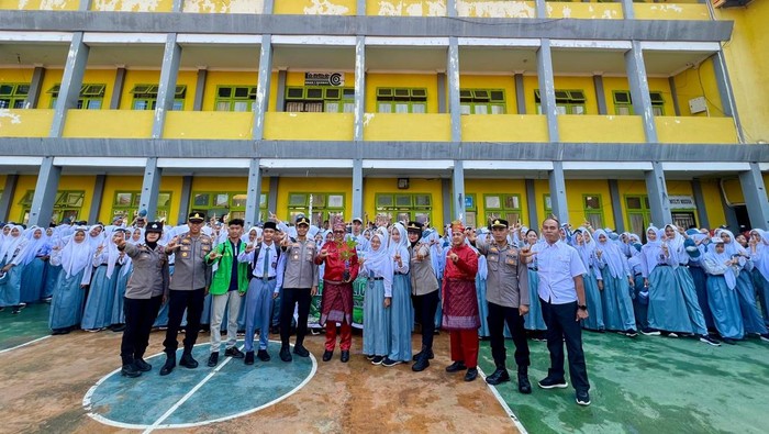 Kapolres Rohul AKBP Emil Eka Putra menjadi pembina upacara di SMA, ajak siswa tanam pohon.