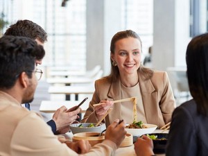 Nggak Ikut Makan Siang Bareng Tim, Karyawan Ini Ditegur HRD
