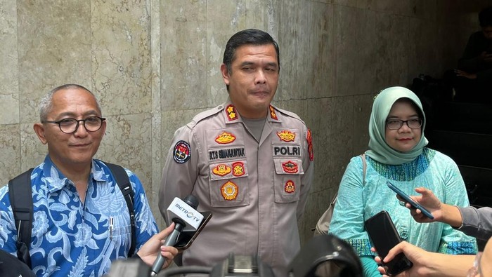 Kasubbid Penmas Bidhumas Polda Metro Jaya AKBP Reonald Simanjuntak dan Tim kuasa hukum Arya Daru, Dwi Librianto dan Mira.