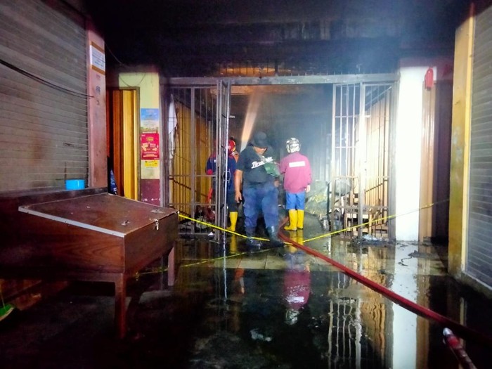 Anggota pemadam kebakaran saat memadamkan api yang sempat menyala kembali di salah satu kios di Pasar Kota Wonogiri, Senin (6/10/2025) malam.