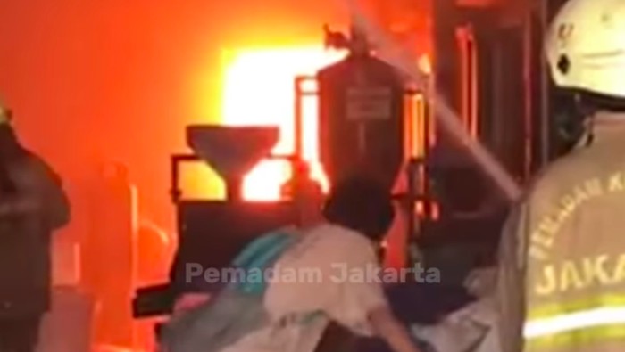Kebakaran pabrik itu bermula dari api di tungku pemanggang (roasting) kopi. (dok IG @gumasjakfire)