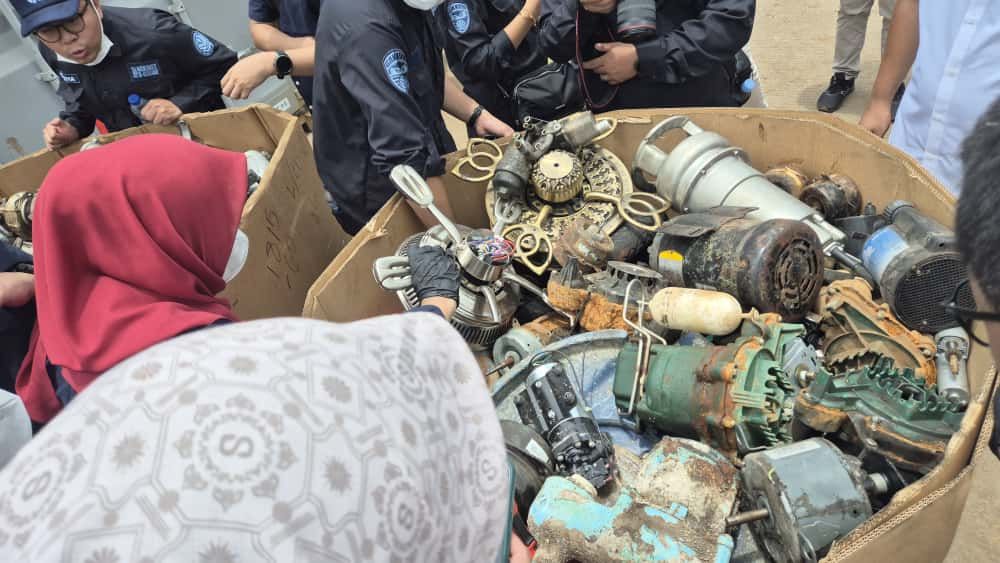 Kementerian Lingkungan Hidup/Badan Pengelolaan Lingkungan Hidup (KLH/BPLH) berhasil menggagalkan masuknya 73 kontainer limbah elektronik (e-waste) ilegal asal Amerika Serikat dan memastikan seluruhnya akan segera dire-ekspor ke negara asalnya. (Dok. KLH/BPLH)